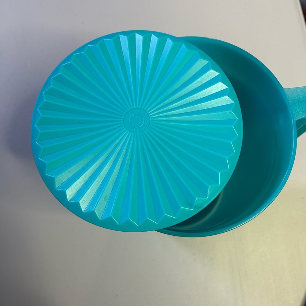 Teal Tupperware One Gallon Pitcher for Home Kitchen - Picture 4 of 6
